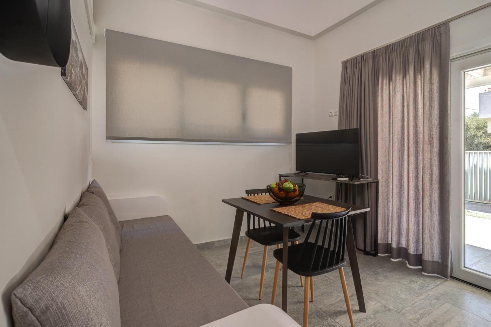 Molos Beachfront Apartments In Diakopto Ngoại thất bức ảnh
