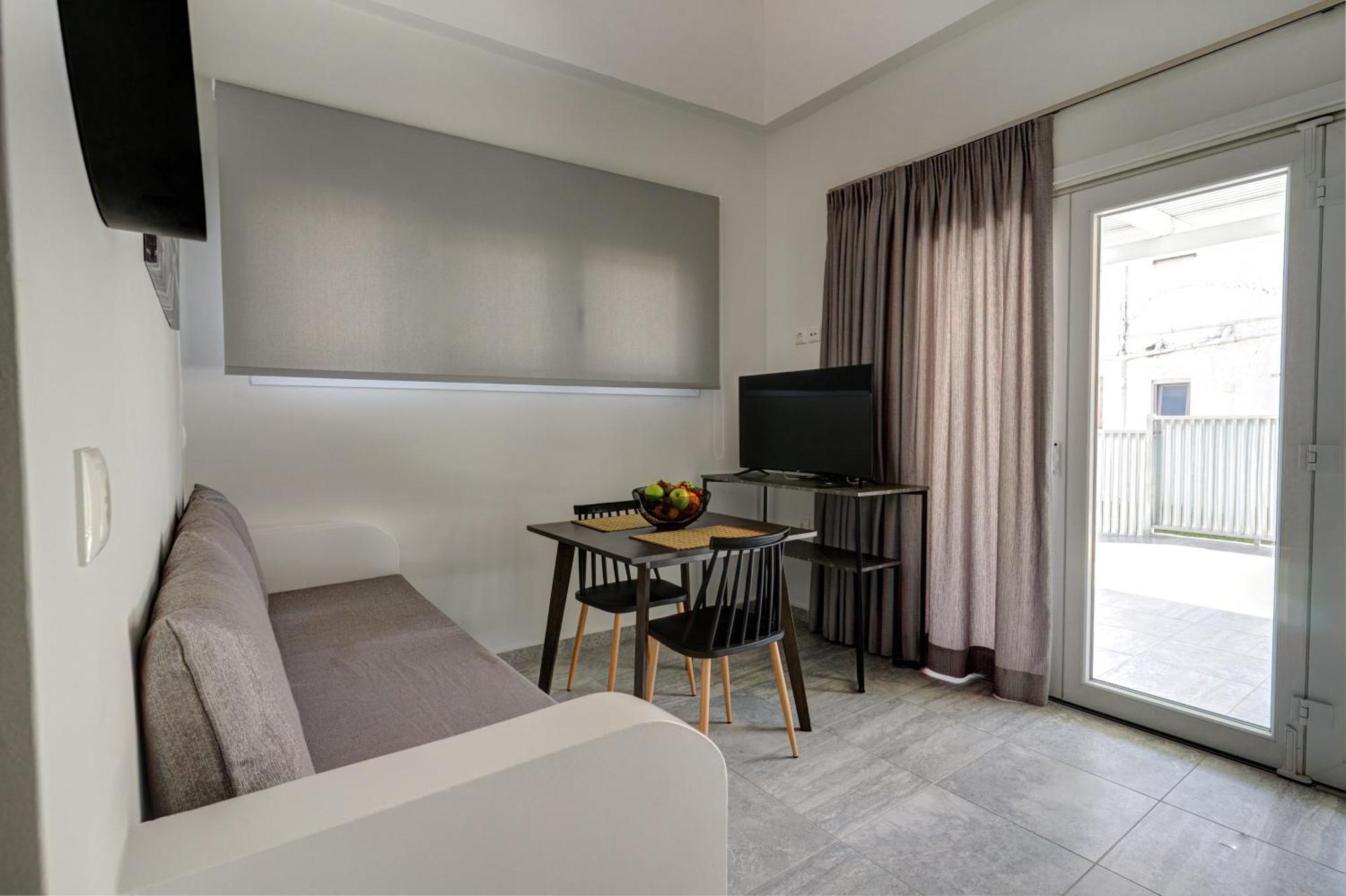 Molos Beachfront Apartments In Diakopto Ngoại thất bức ảnh